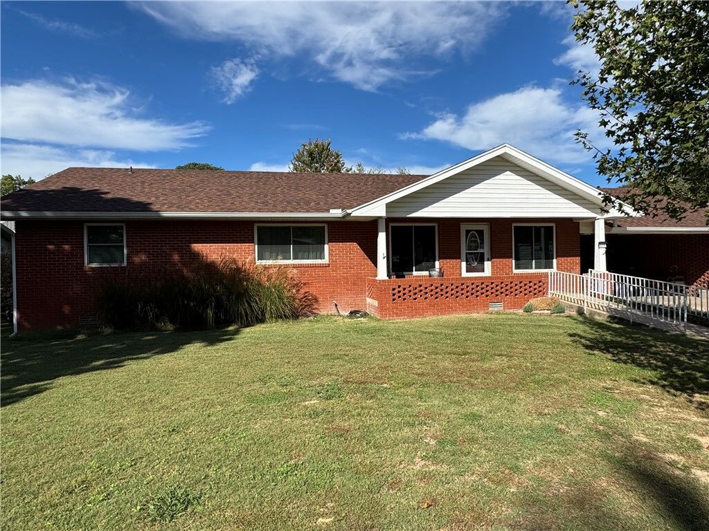 Property Photo:  419 W Hannibal Street  AR 72761 