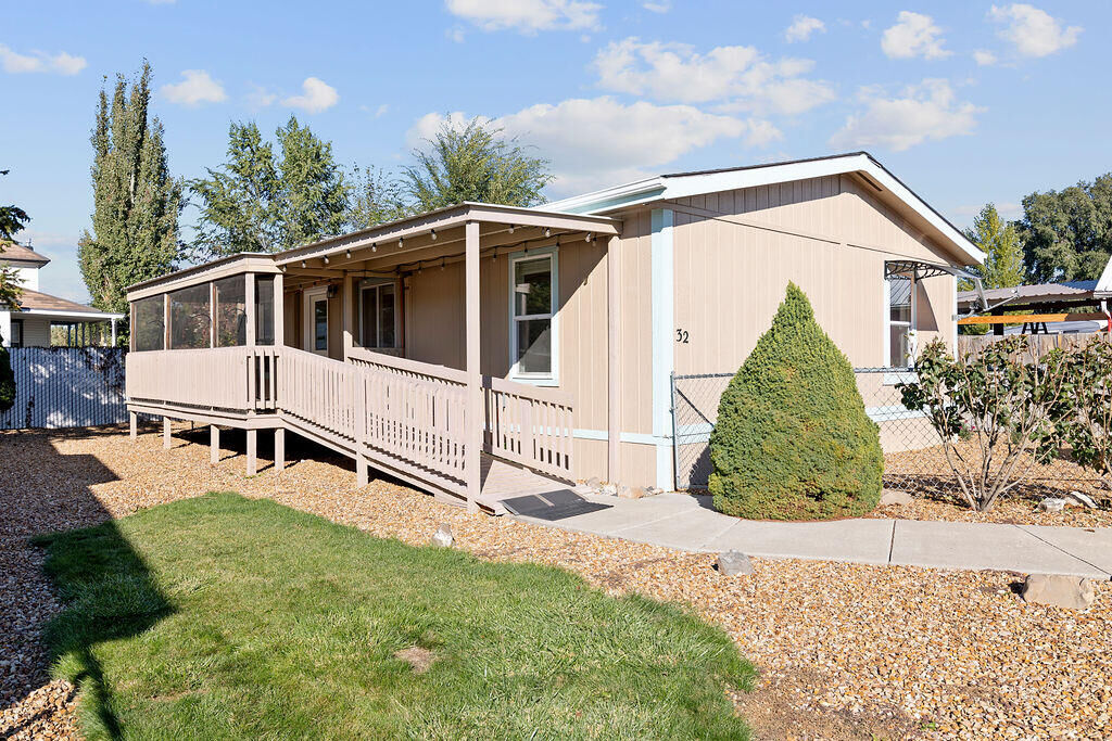 Property Photo: 185 NW Harwood Street 32 OR 97754