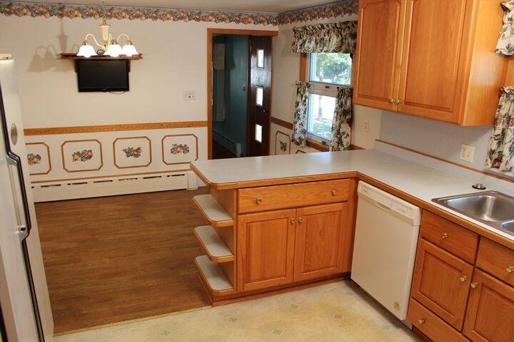 Property Photo: 4 Thomas Hill Rd MA 01527