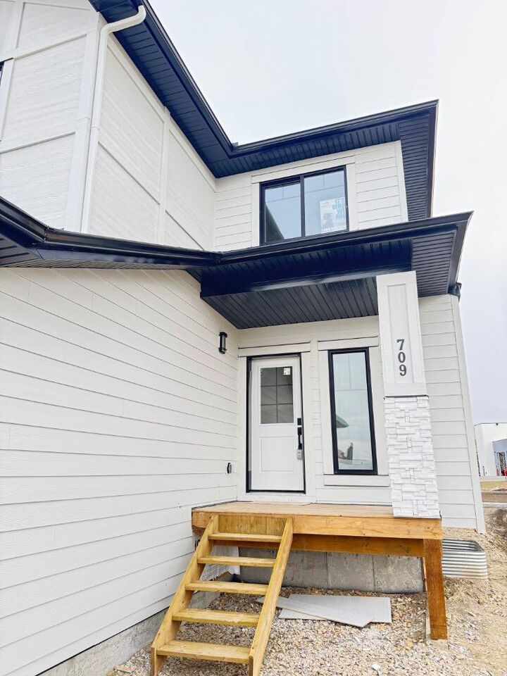 Property Photo: 709 Mandalay Avenue AB T0M 0N0