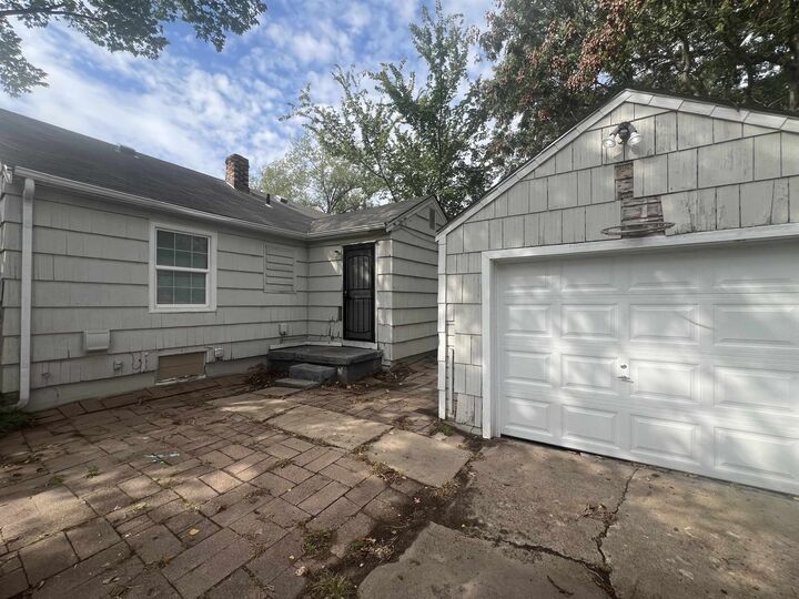 Property Photo: 1002 N Parkwood Ln KS 67208