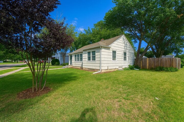 Property Photo:  1002 N Parkwood Ln  KS 67208 