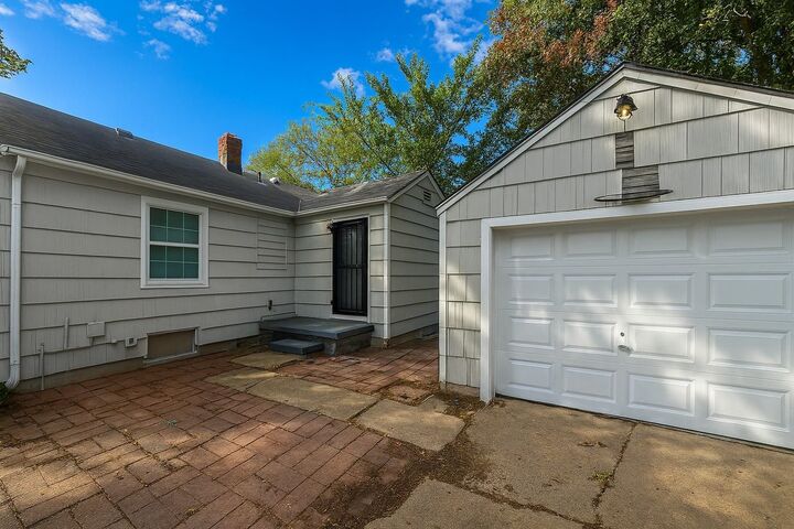 Property Photo: 1002 N Parkwood Ln KS 67208