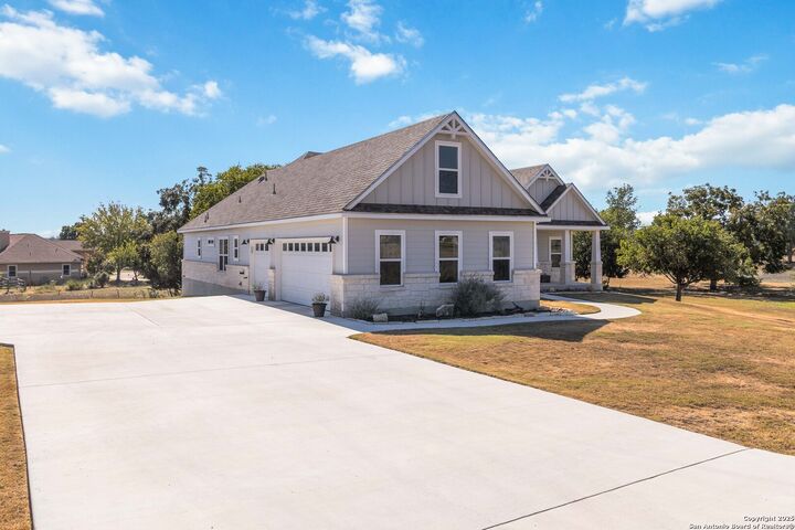 Property Photo: 342 Wood View TX 78003