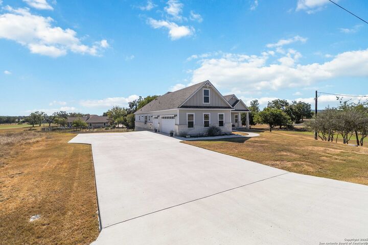 Property Photo: 342 Woodview Cir TX 78003