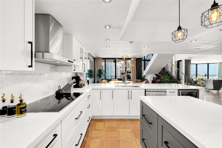 Property Photo: 520 Brickell Key Dr Aph00 FL 33131