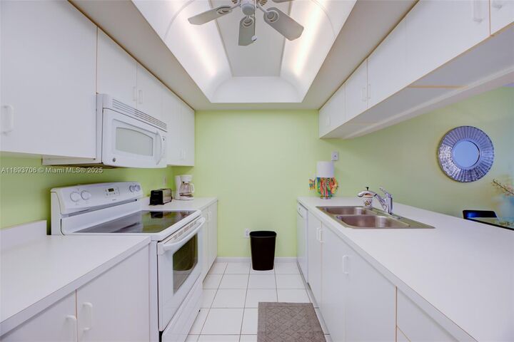 Property Photo: 174 Waterside Dr 174 FL 33462