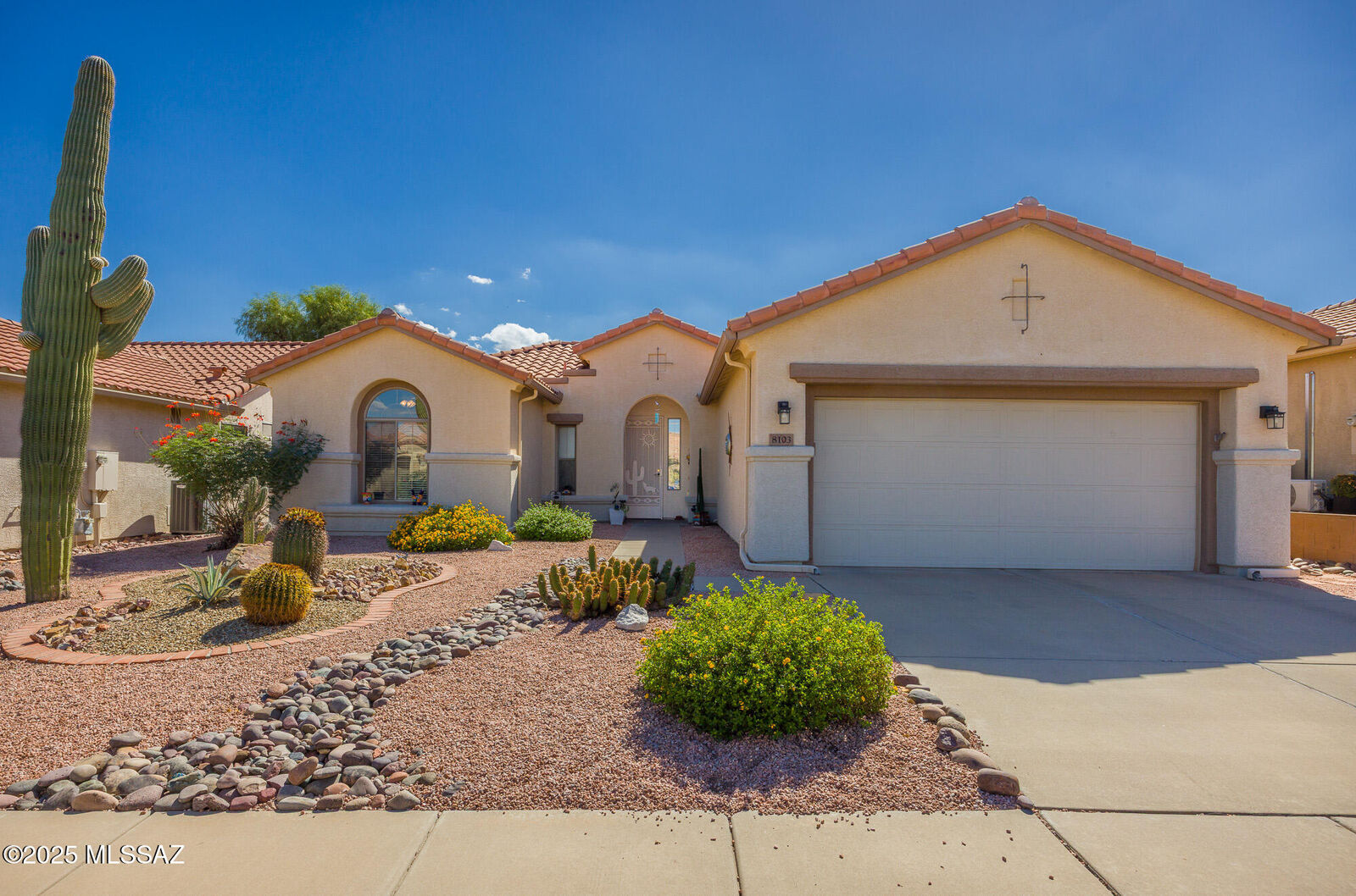 Property Photo: 8103 W Greensleeves Way AZ 85743