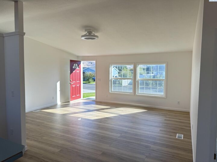 Property Photo: 618 New Gate Dr WA 99350
