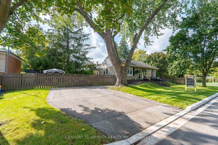 Photo de la propriété: 43 Colonial Avenue ON M1M 2C3