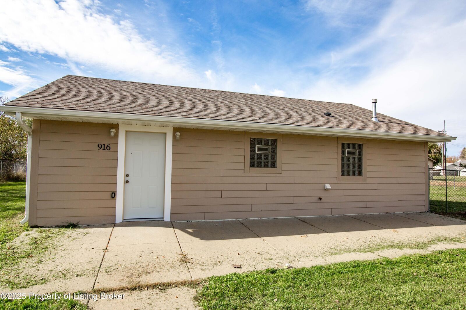Property Photo: 916 1st Avenue E ND 58647