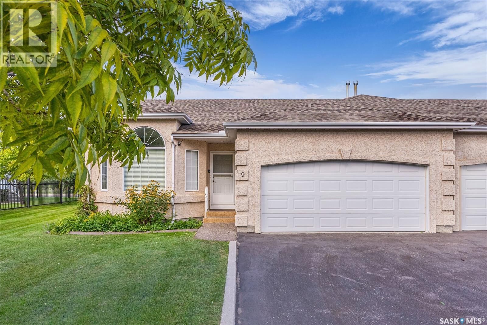 Property Photo: 9 927 Heritage View SK S7H 5S2