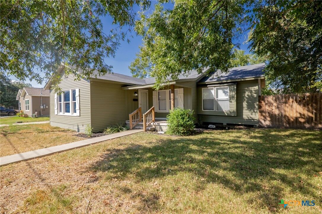 Property Photo: 1110 Buena Vista Avenue TX 77901