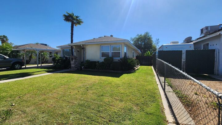 Property Photo: 1039 W Saginaw Way CA 93705