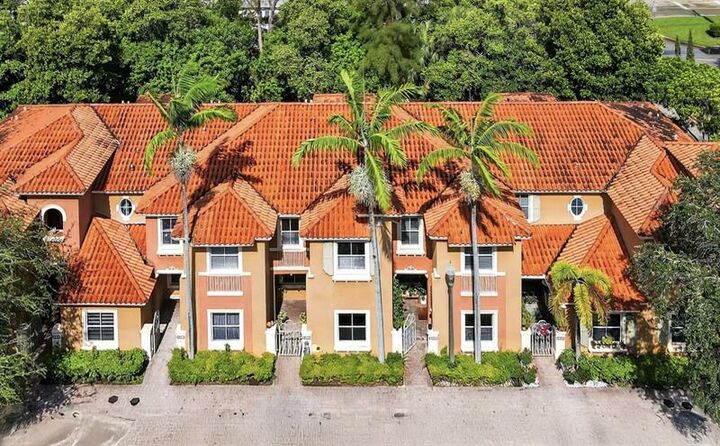 Property Photo: 4957 White Mangrove Way 4957 FL 33312
