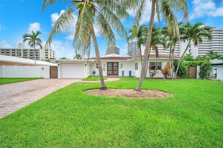 Property Photo: 2212 NE 32nd Ave FL 33305