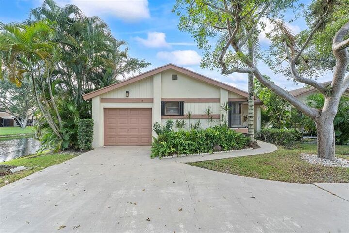 Property Photo:  4289 Acacia Cir  FL 33066