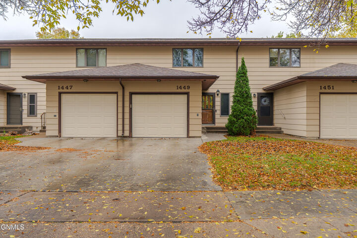 Property Photo:  1449 Eastwood Street  ND 58504