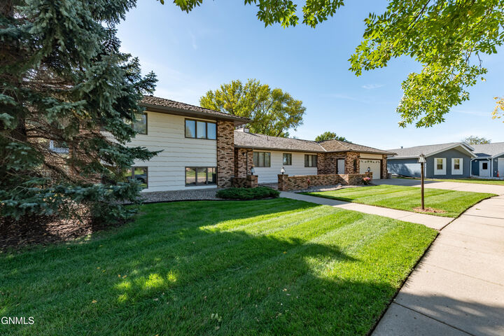 Property Photo: 2019 South Grandview Lane ND 58503