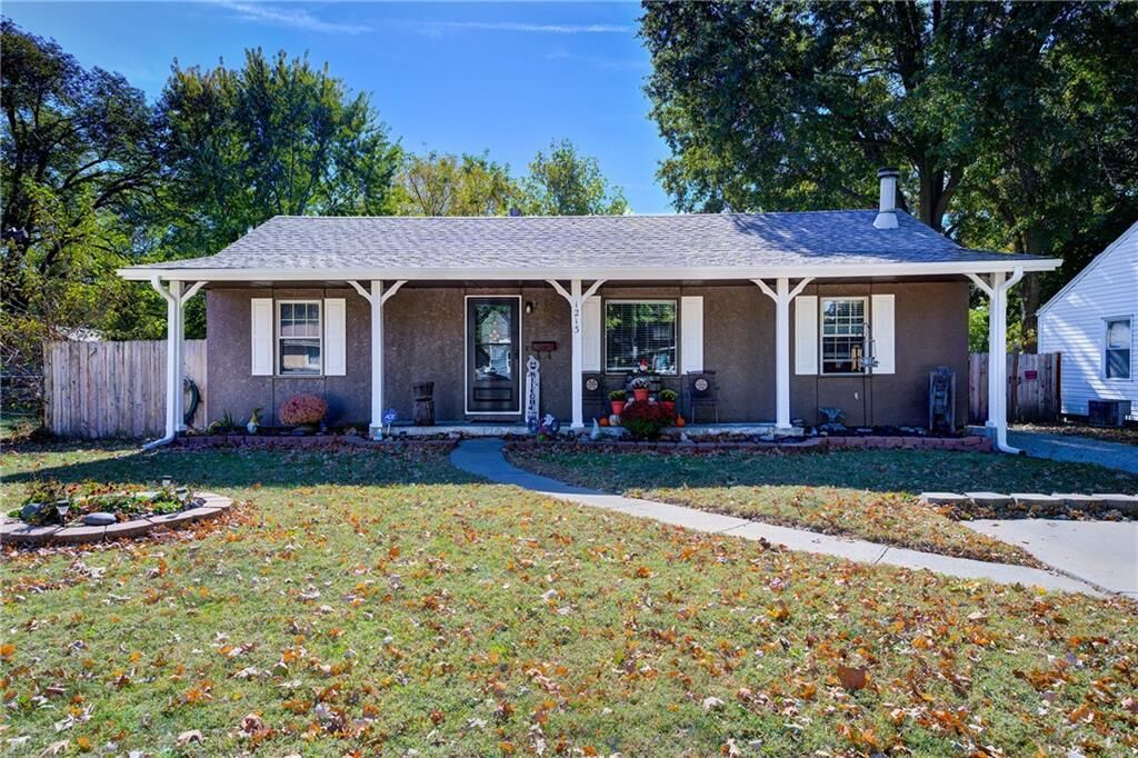 Property Photo:  1213 E Fredrickson Drive  KS 66061