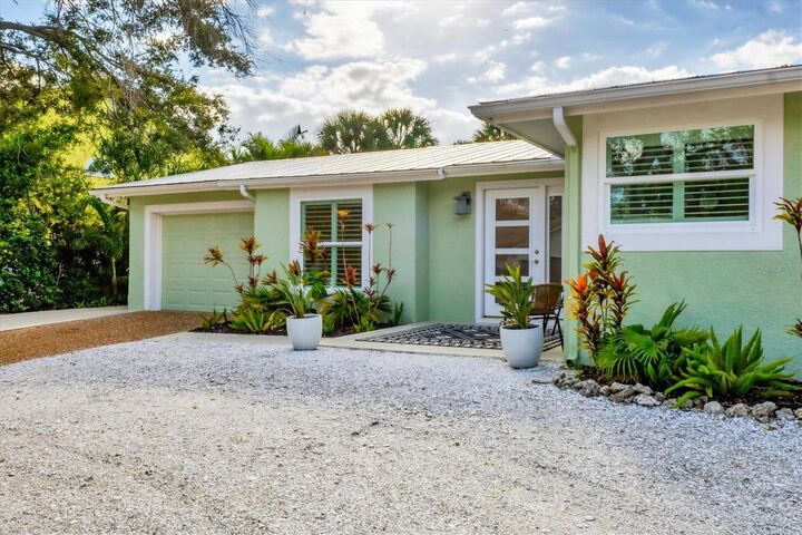 Property Photo:  5112 Oakmont Place  FL 34242