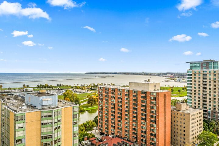 Property Photo: 1633 N Prospect Ave 21B WI 53202