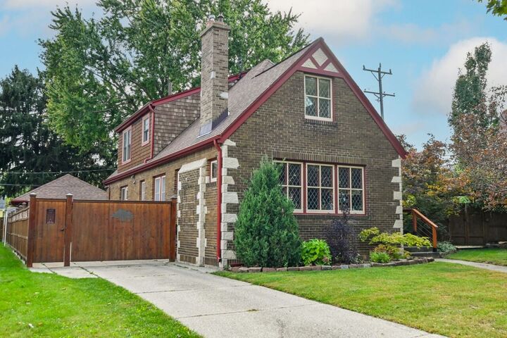 Property Photo:  5211 W Wisconsin Ave 5217  WI 53208