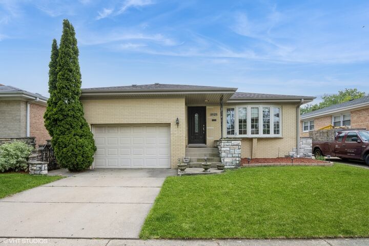 6846 N Dowagiac Avenue  Chicago IL 60646 photo