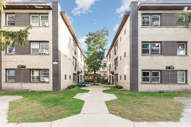 Property Photo: 1511 W Birchwood Avenue 1F IL 60626