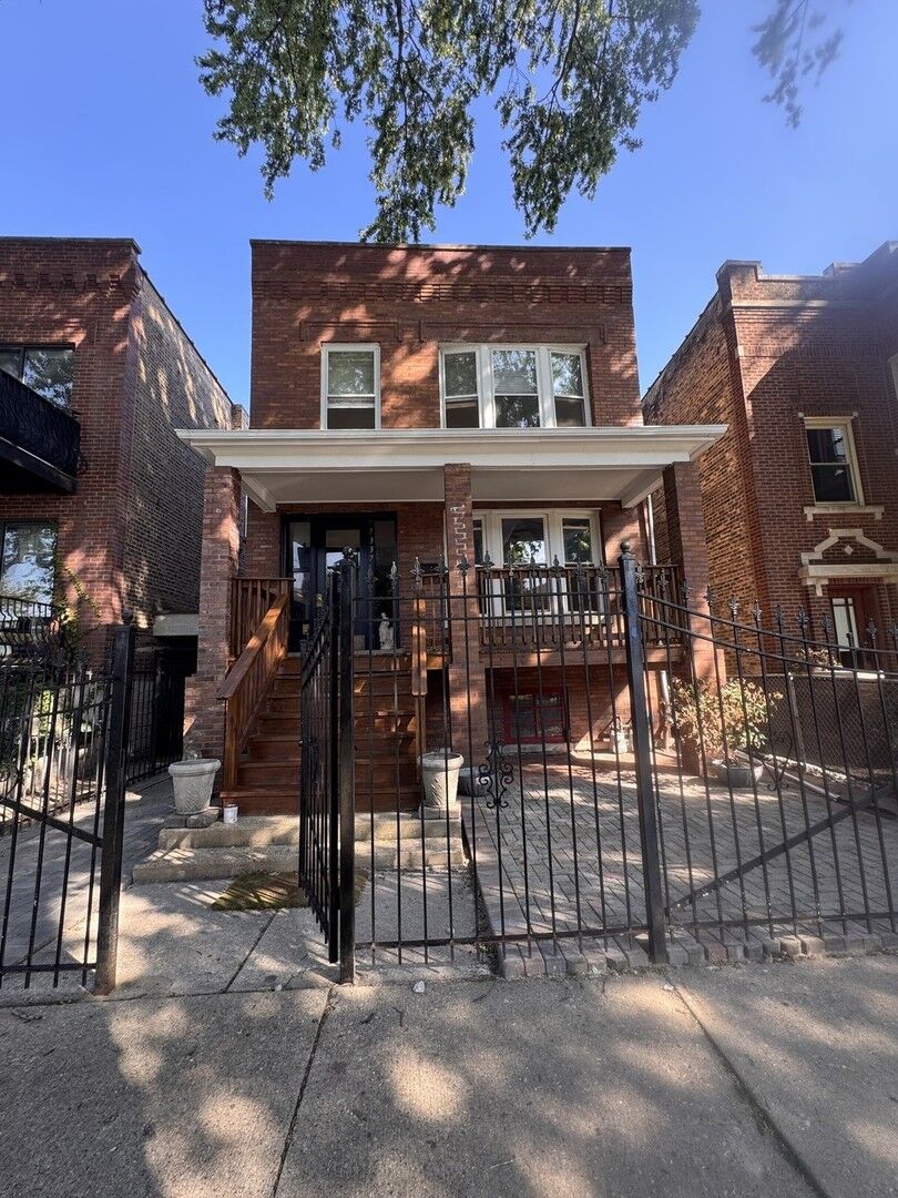 Property Photo: 7337 N Honore Street 1 IL 60626