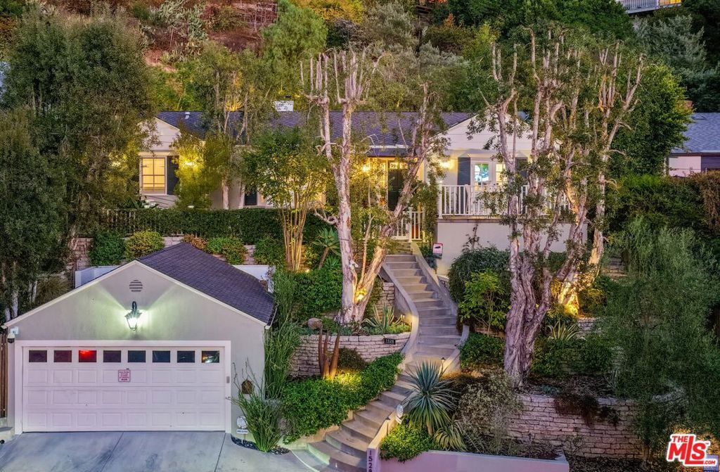 Property Photo:  1528 Forest Knoll Drive  CA 90069 