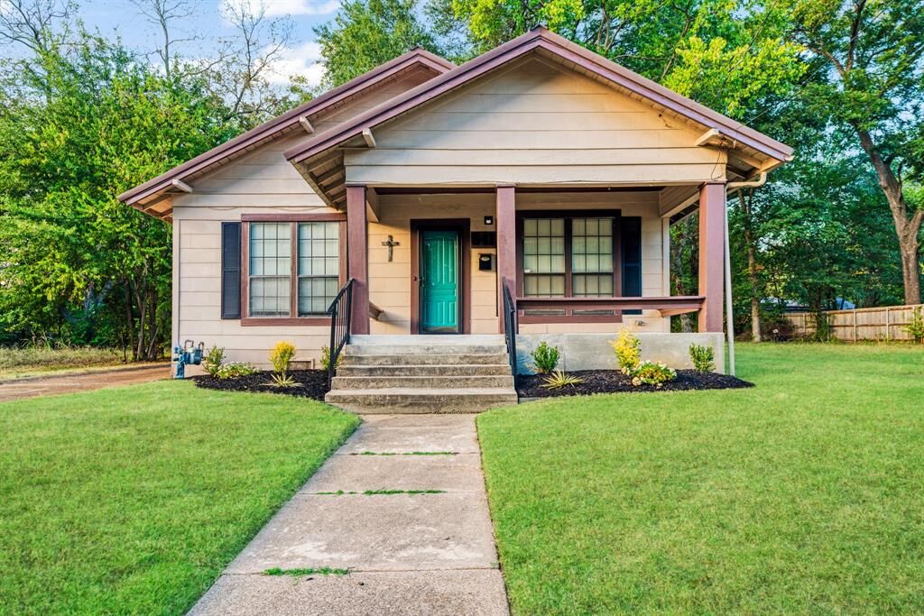 Property Photo:  641 E Washington Street  TX 75460 