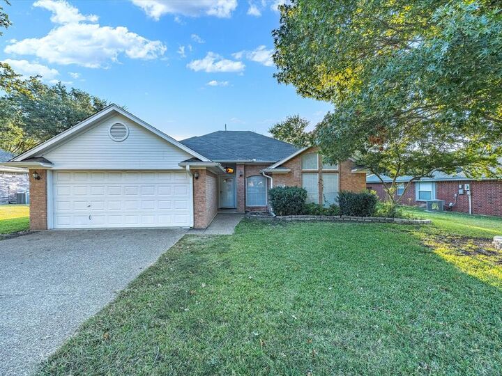 Property Photo: 1016 N Carolina Avenue TX 76065