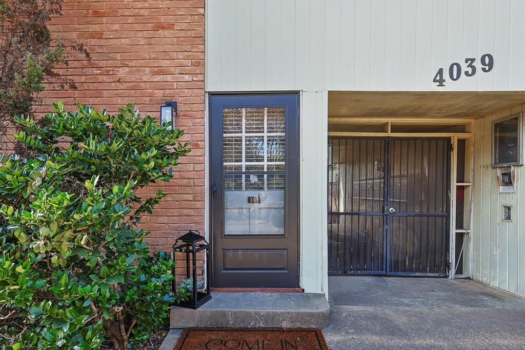 Property Photo: 4039 Cole Avenue 101 TX 75204