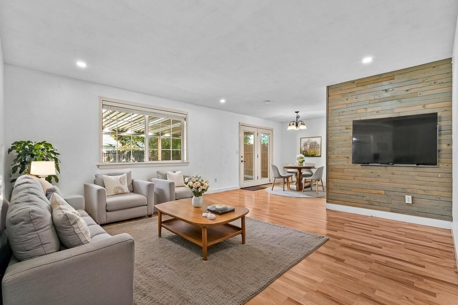 Property Photo:  851 Juanita Way  OR 97502 