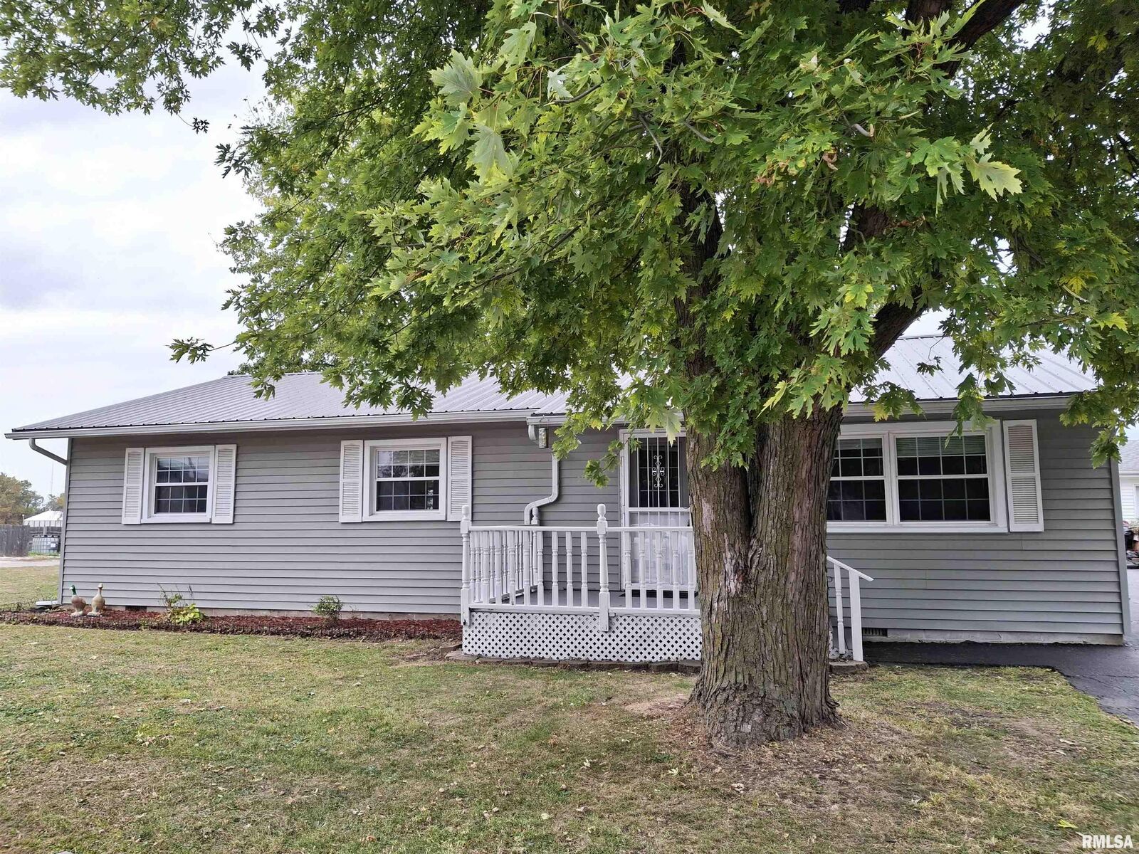 Property Photo: 717 S 6th Avenue IL 61520