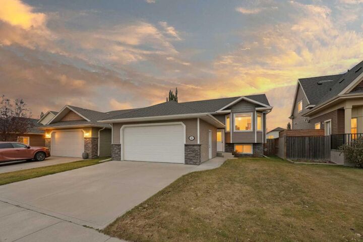 98 Stephenson Crescent  Red Deer AB T4R 0L6 photo