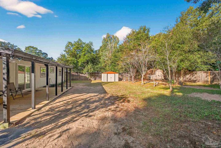 Property Photo: 6524 Oakcrest Rd FL 32570