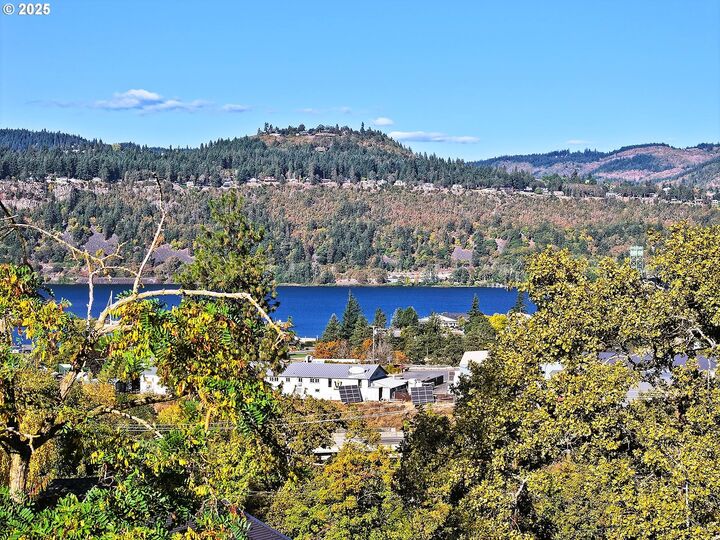Property Photo: 515 E 4th St #2 OR 97031