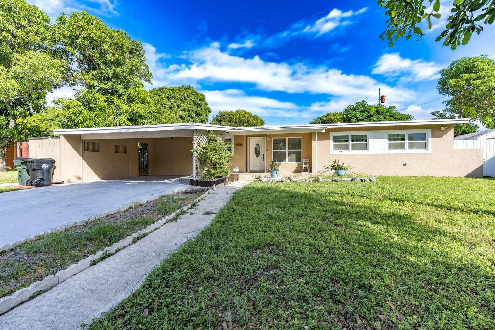 Property Photo:  1820 Hillcrest Avenue  FL 33461 