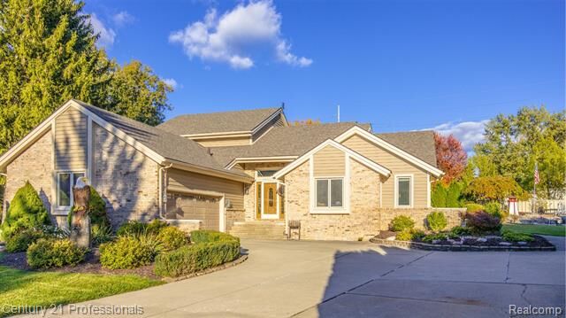 Property Photo:  1008 Hidden Lane Lane  MI 48309