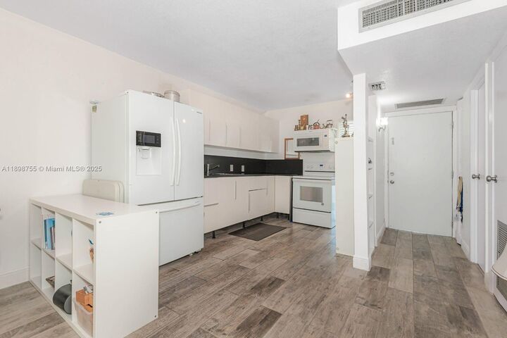 Property Photo: 3401 N Country Club Dr 117 FL 33180