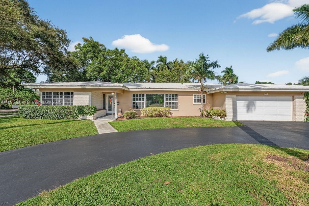 Property Photo: 801 Holly Ln FL 33317