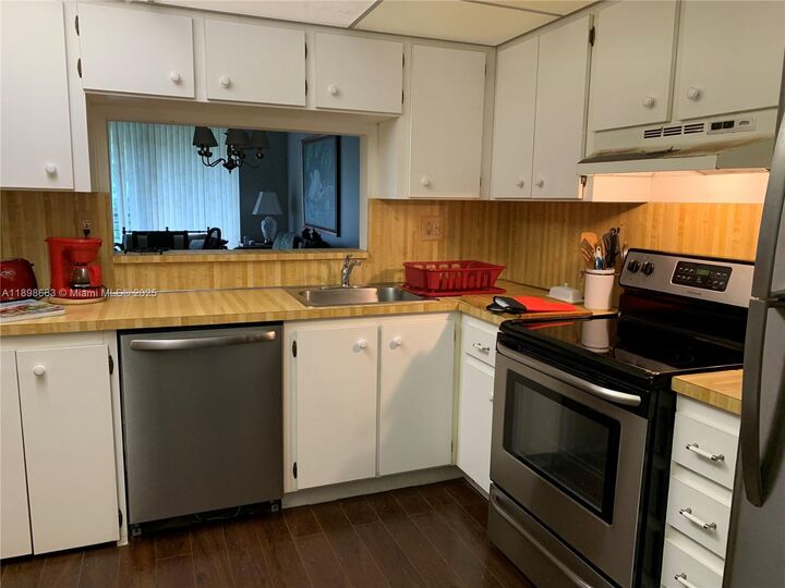 Property Photo:  900 Colony Point Cir 305  FL 33026 