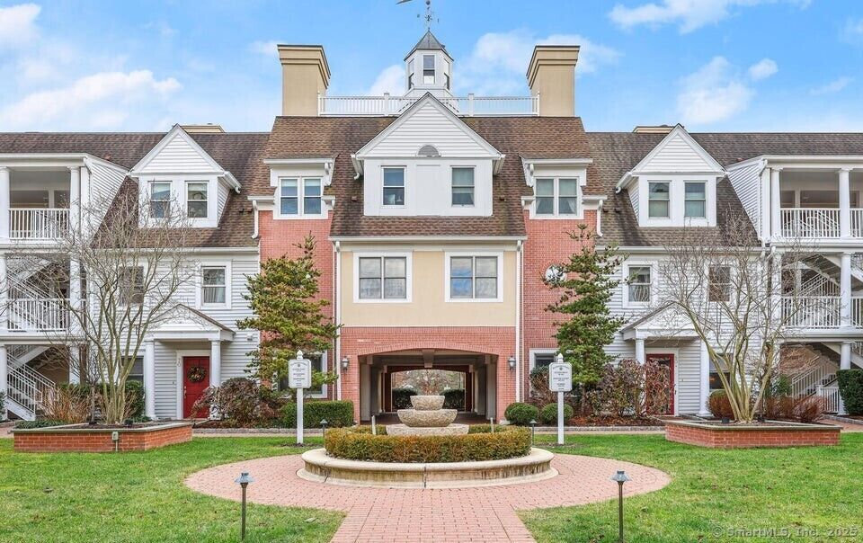 Property Photo: 51 Forest Avenue Apt 82 CT 06870