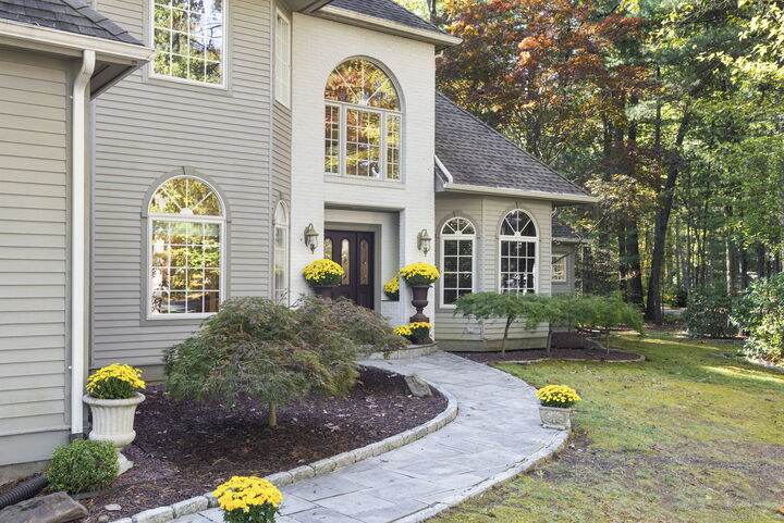 Property Photo:  13 Chatsworth Place  CT 06032