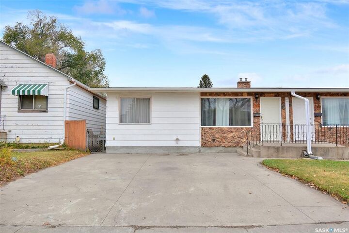Property Photo: 207-209 S Avenue N SK S7L 2Z7