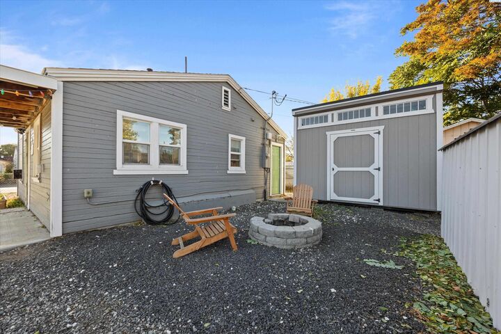 Property Photo:  734 E 6th  WA 99336 