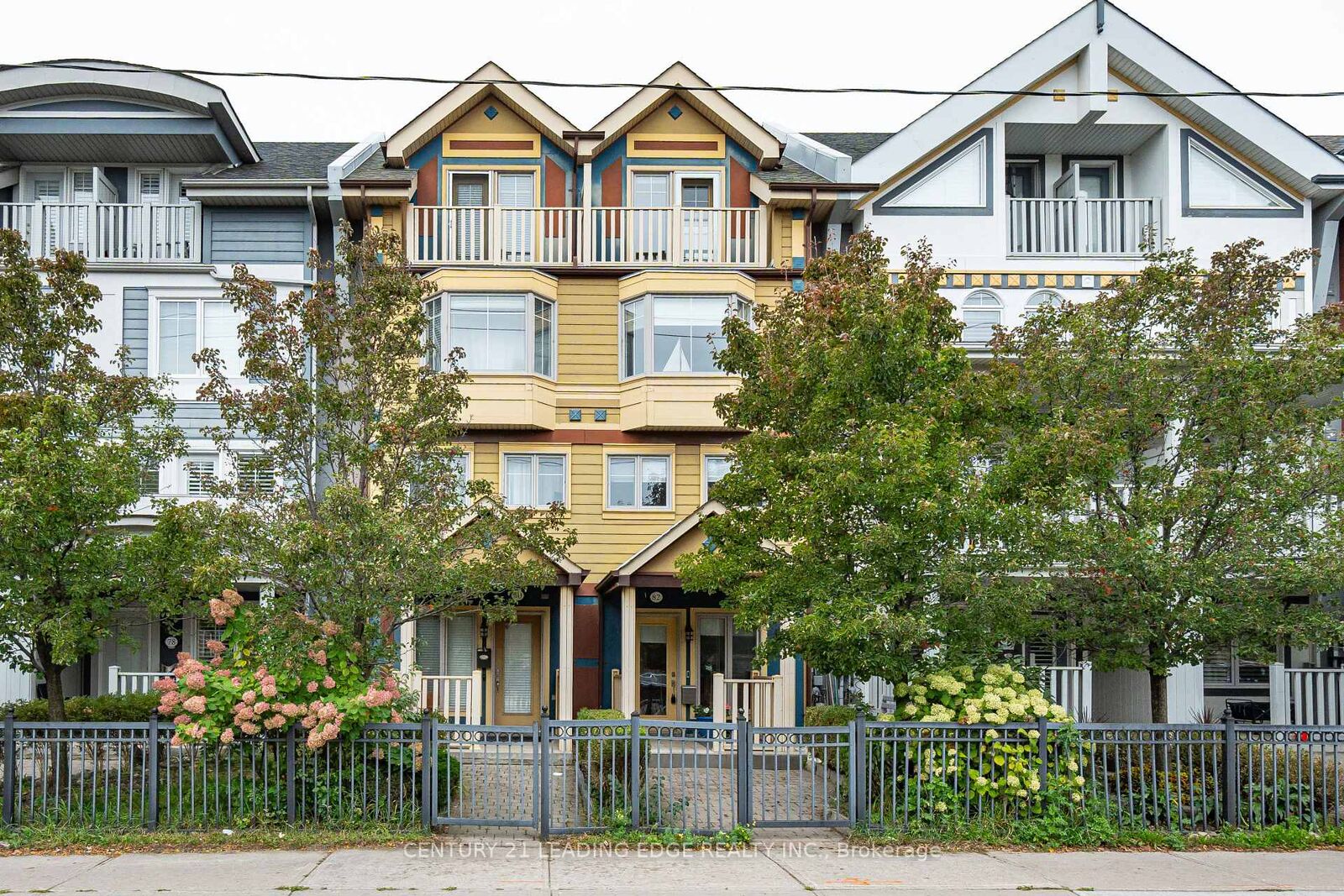 Photo de la propriété: 82 Woodbine Avenue ON M4L 2A2