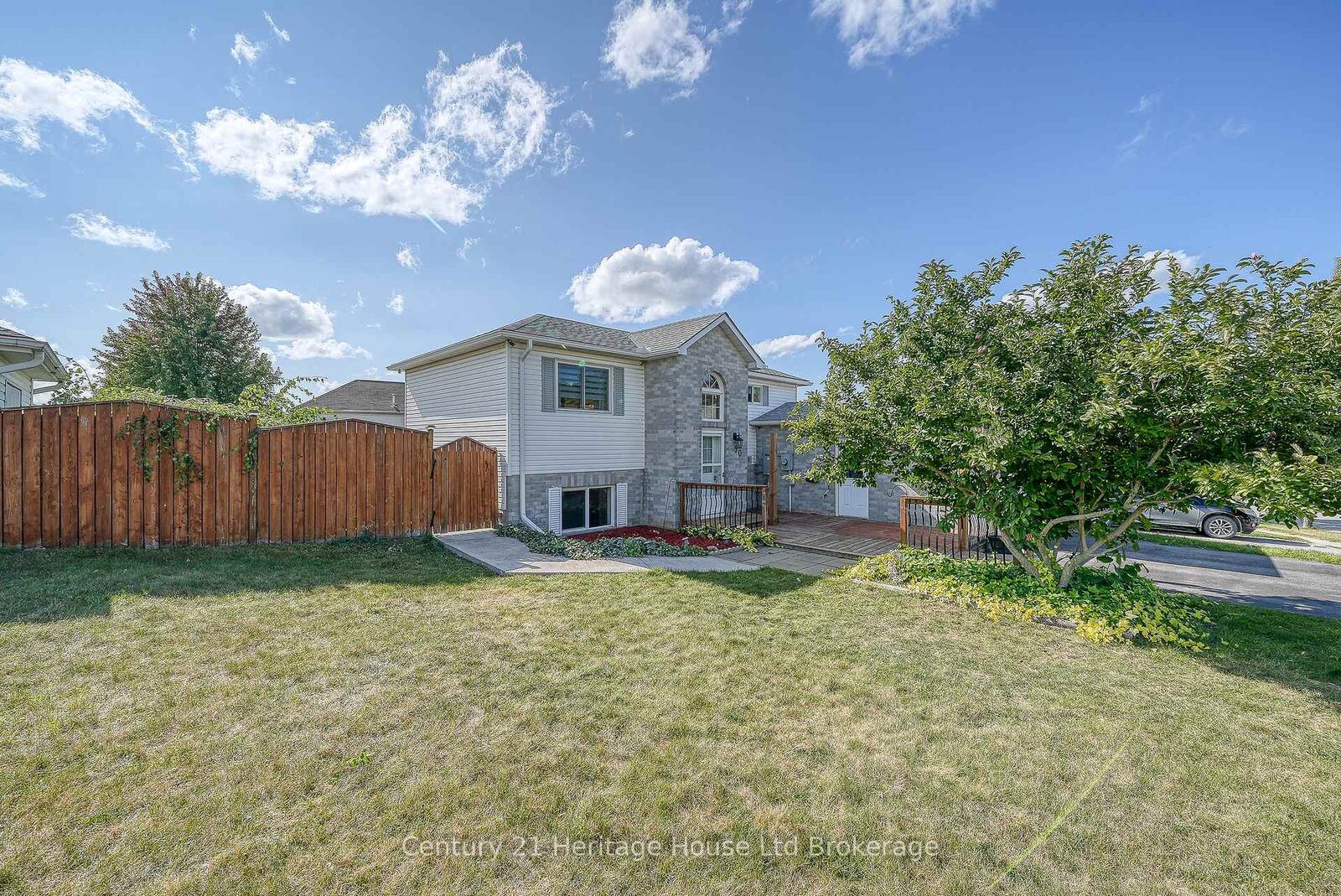 Property Photo:  50 Pebble Beach Court  ON N4S 8X2 